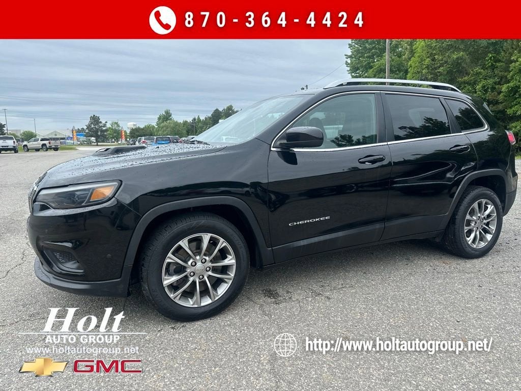 2019 Jeep Cherokee Latitude Plus in White — front three-quarter view