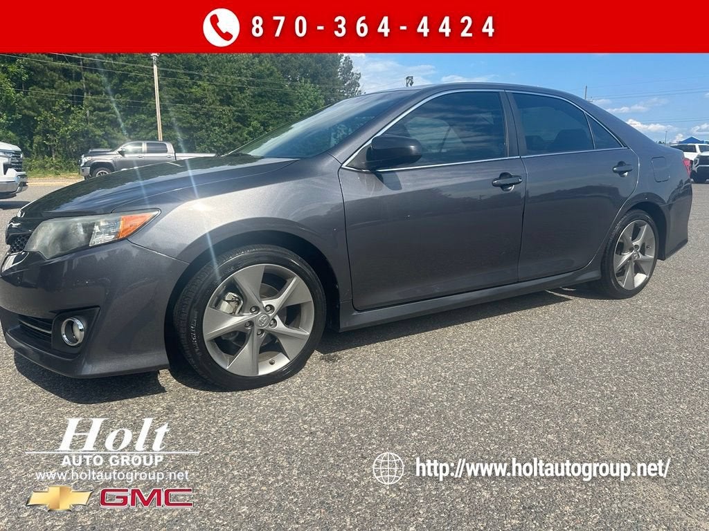 2014 Toyota Camry SE in Gray — front three-quarter view